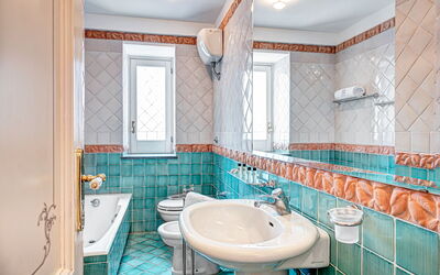 La Noblesse: palazzo-villa-dei-nobili-santa-agata-sui-due-golfi-villa-bathroom