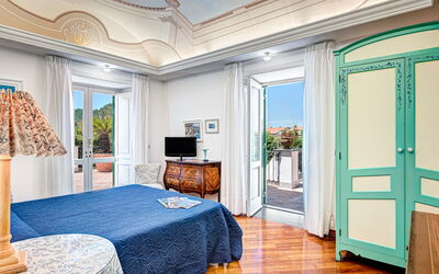 La Noblesse: palazzo-villa-dei-nobili-santa-agata-sui-due-golfi-villa-bedroom