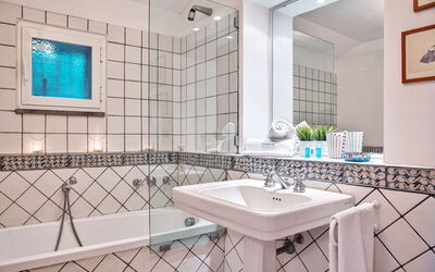 Villa Panorama: country-lemonvilla-massa-lubrense-villa-bathroom