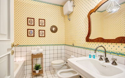 Villa Panorama: country-lemonvilla-massa-lubrense-villa-bathroom