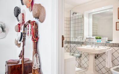 Villa Panorama: country-lemonvilla-massa-lubrense-villa-bathroom