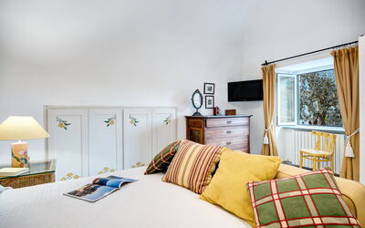 Villa Panorama: country-lemonvilla-massa-lubrense-villa-bedroom