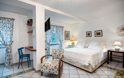 Villa Panorama: country-lemonvilla-massa-lubrense-villa-bedroom