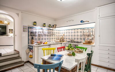 Villa Panorama: country-lemonvilla-massa-lubrense-villa-kitchen