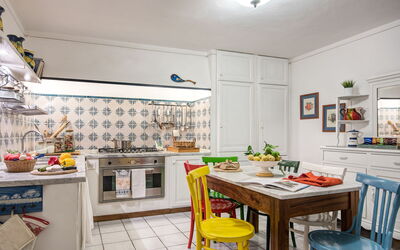Villa Panorama: country-lemonvilla-massa-lubrense-villa-kitchen