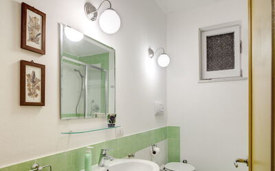 Casa Lalli: orizzonte-li-galli-torca-villa-bathroom