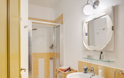 Casa Lalli: orizzonte-li-galli-torca-villa-bathroom