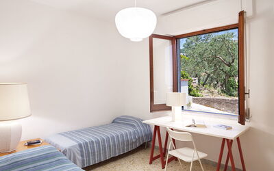 Casa Lalli: orizzonte-li-galli-torca-villa-bedroom