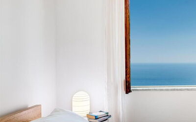 Casa Lalli: orizzonte-li-galli-torca-villa-bedroom