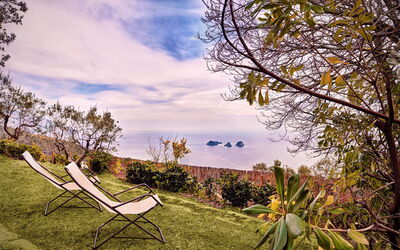 Casa Lalli: orizzonte-li-galli-torca-villa-garden