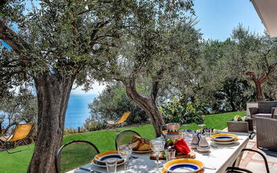 Casa Lalli: orizzonte-li-galli-torca-villa-garden