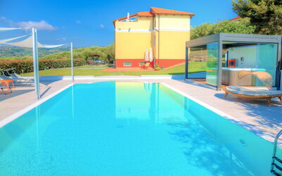 Villa Vallovaia: Piscina