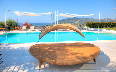 Villa Vallovaia: Piscina