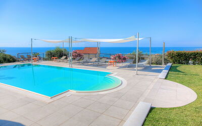 Villa Vallovaia: Piscina