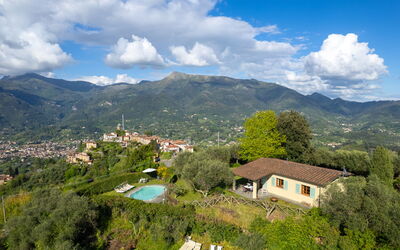 Villa Bastianella: Buitenkanten, Keer bekeken, Tuin, Zomer, zwembad