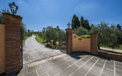 Dimora Gello: The entrance gate