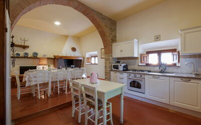 Villa Rosselli: Dining room and kitchen