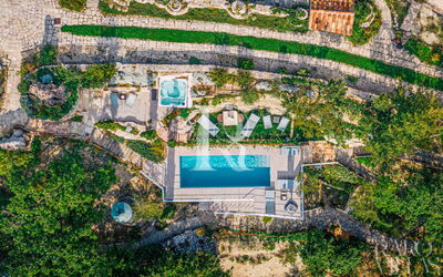 Torre Sibilla, Villa con Piscina