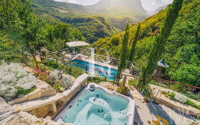 Torre Sibilla, Villa con Piscina