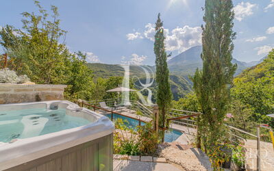 Torre Sibilla, Villa con Piscina