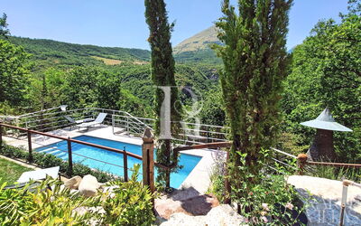 Torre Sibilla, Villa con Piscina