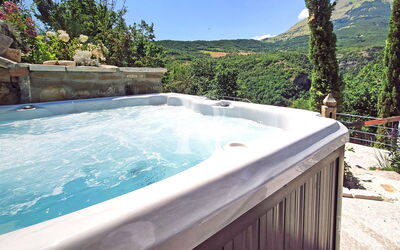 Torre Sibilla, Villa con Piscina