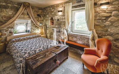 Torre Sibilla, Villa con Piscina