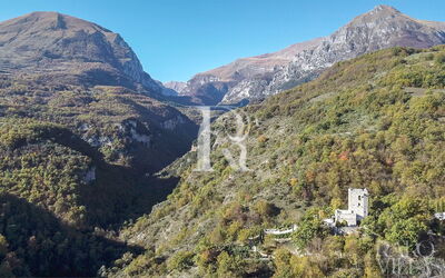 Torre Sibilla, Villa con Piscina