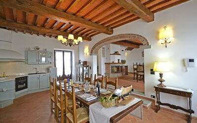 Villa Famosa: Dining room and kitchen