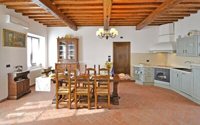 Villa Famosa: Dining room and kitchen