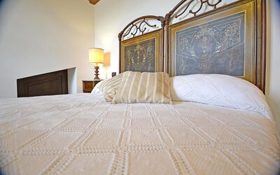 Villa Famosa: Double bedroom detail