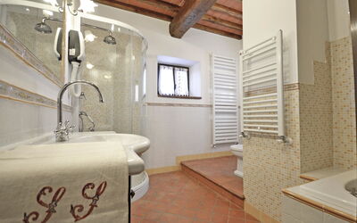 Villa Famosa: Bathroom