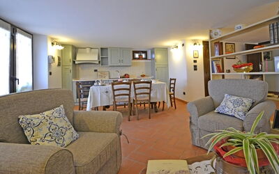 Villa Famosa: Living room, dining room and kitchen