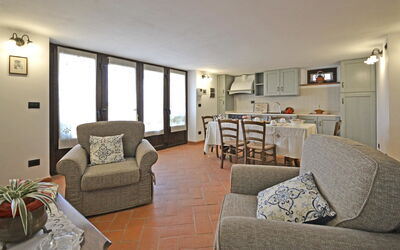 Villa Famosa: Living room, dining room and kitchen