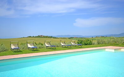 Villa Famosa: Swimming pool and outdoor view
