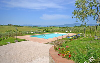 Villa Famosa: Swimming pool and outdoor view