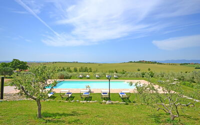 Villa Famosa: Swimming pool and garden