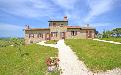 Villa Famosa: Main entrance and outdoor view