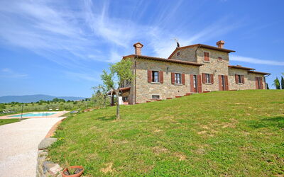 Villa Famosa: Outdoor view and garden
