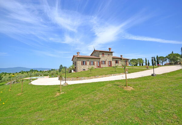 Villa Famosa: Outdoor view and garden