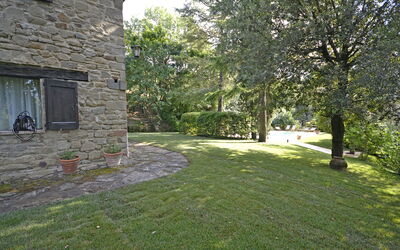 Giardino delle Ninfe: Garden and outdoor view