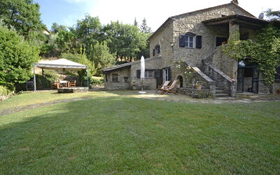 Giardino delle Ninfe: Garden and outdoor view