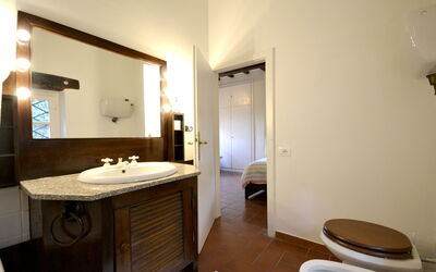 Giardino delle Ninfe: Bathroom