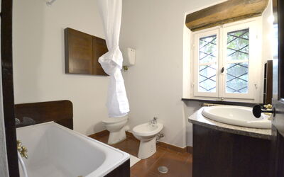 Giardino delle Ninfe: Bathroom