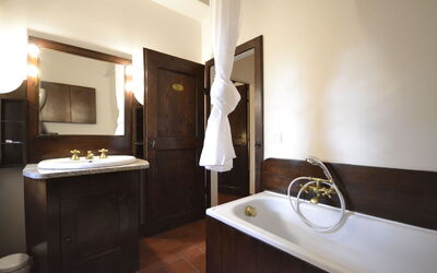 Giardino delle Ninfe: Bathroom