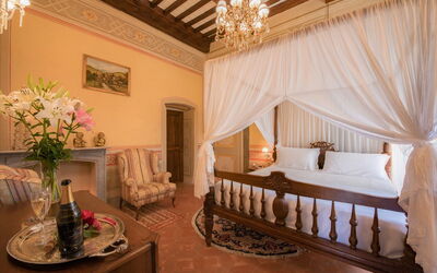 Tenuta Girifalco: Romantic frescoed bedroom