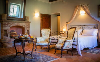 Tenuta Girifalco: Bedroom with fireplace