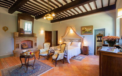 Tenuta Girifalco: Biggest bedroom with fireplace