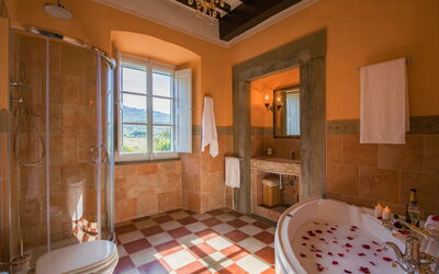 Tenuta Girifalco: Bathroom with Jacuzzi and shower