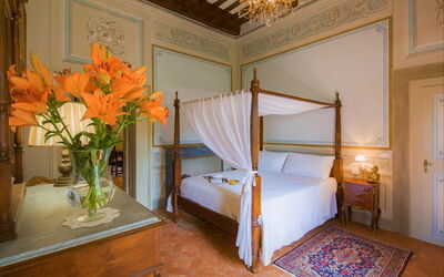 Tenuta Girifalco: Frescoed bedroom